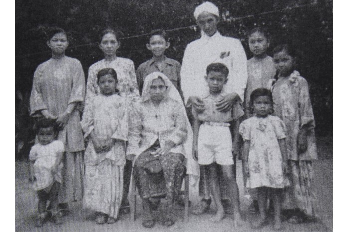 <p style="border: none;"><a href="/assets/4e0338cd-bedc-4546-b913-49266c651514/Image of Haji Mohd Arshad with his grandchildren.jpg">Image of Haji Mohd Arshad bin Haji Mahmood with his grandchildren on the premises of their family home at Lorong 45 Marican</a>